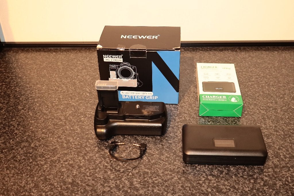 Canon 1300D batterygrip +2 accu's + lader, Audio, Tv en Foto, Canon, Overige merken, Opladen via netstroom, Batterygrip