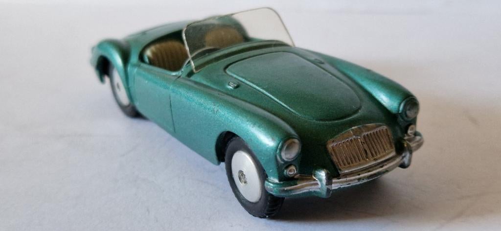 Corgi Toys (302) MGA metallic groen, Verzenden, Gebruikt, Auto, Corgi