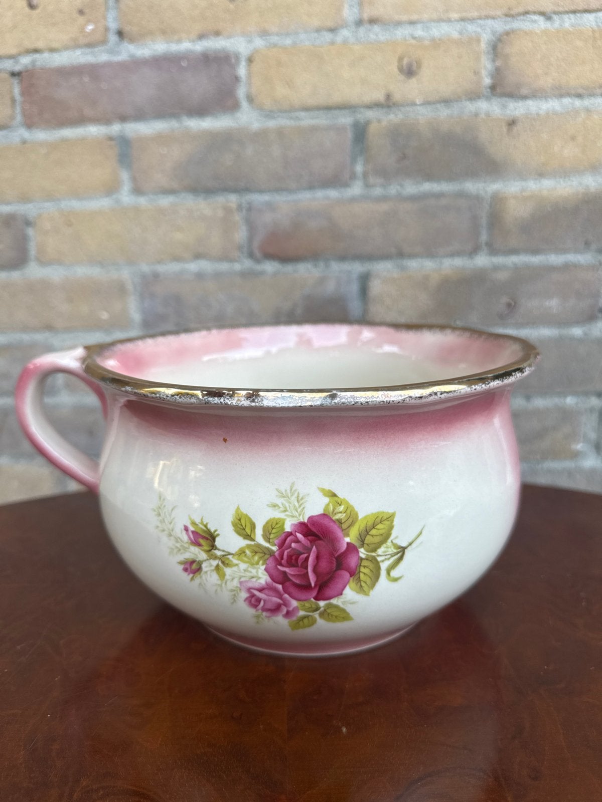 Antieke po met rozen decoratie, Ophalen