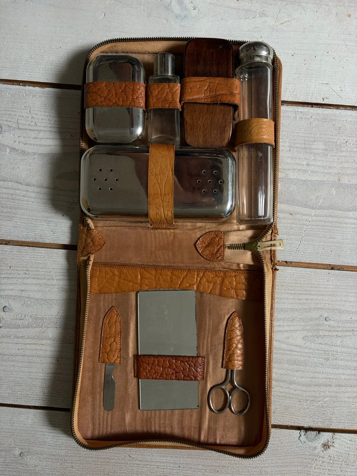 Vintage toiletset in leren koffer, Sieraden, Tassen en Uiterlijk, Toilettassen, Ophalen of Verzenden, Zo goed als nieuw, Bruin