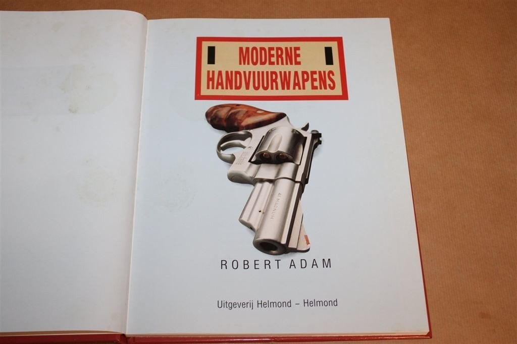 Moderne Handvuurwapens — Naslagwerk Pistolen en Revolvers, Boeken, Ophalen of Verzenden, Tweede Wereldoorlog, Gelezen, Overige onderwerpen
