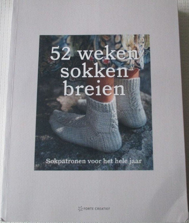 Breiboek,52 weken sokken breien,Jonna Hietala,sokpatronen, Ophalen of Verzenden, Nieuw, Breien of Haken, Patroon of Boek