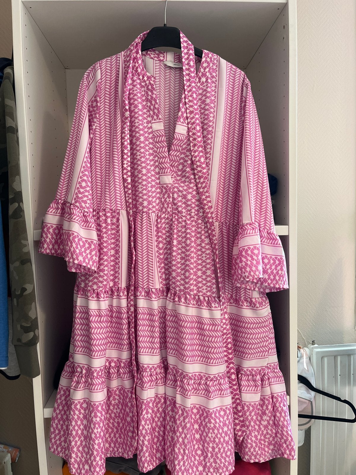 Roze jurk met print van Pigalle, maat XS, Kleding | Dames, Jurken, Ophalen, Zo goed als nieuw, Roze, Maat 34 (XS) of kleiner