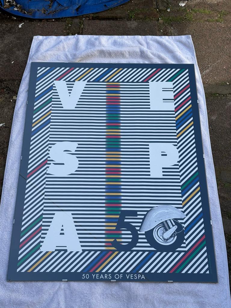 Ingelijste Vespa 50 Jaar Poster - Vintage Stijl, Ophalen, Gebruikt, Foto of Poster, 75 cm of meer