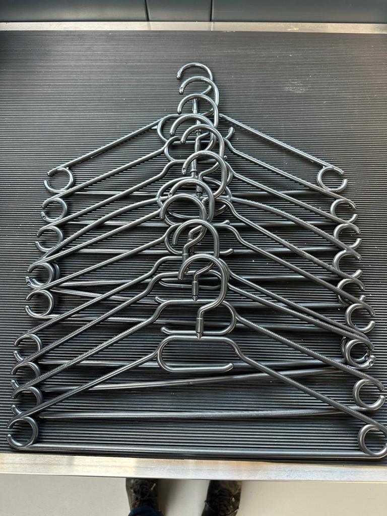 9 lichtgewicht plastic kleerhangers, Ophalen, Zo goed als nieuw, Kunststof