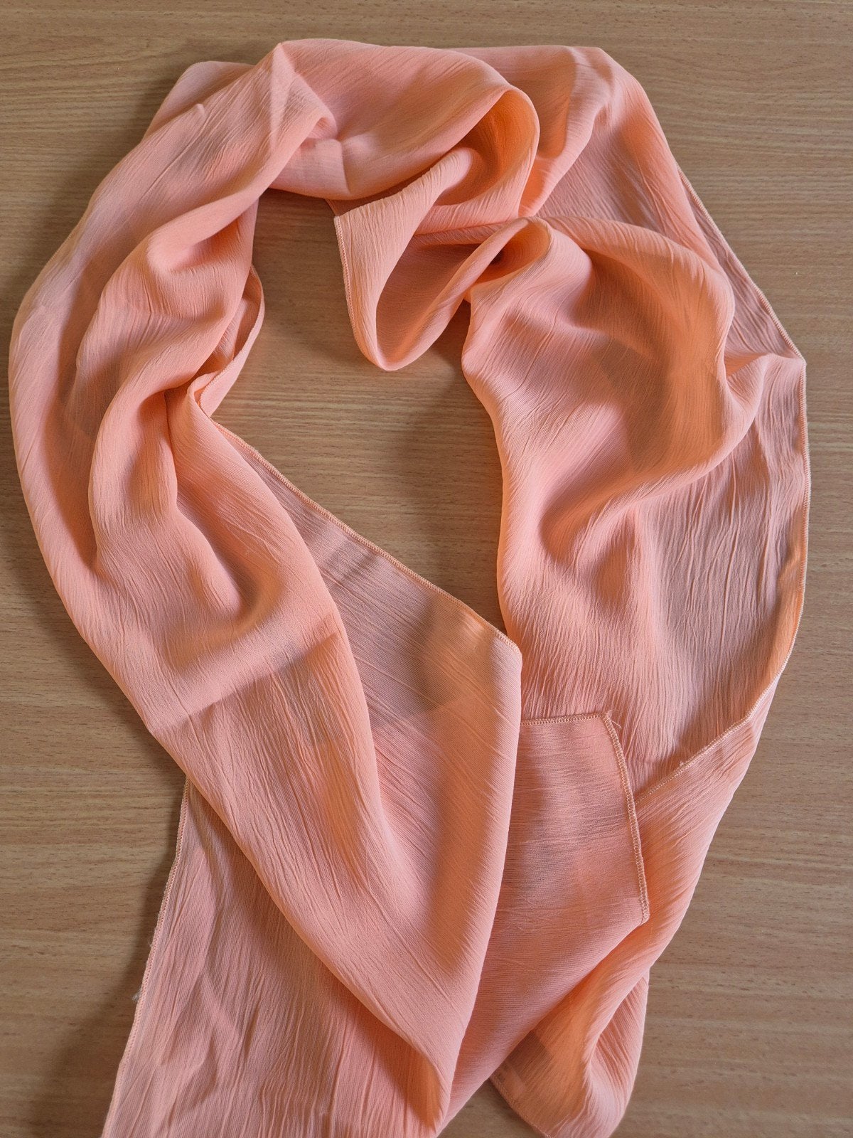 Mooi gaaf zalmroze Sabatina sjaaltje in plissé stof, Kleding | Dames, Mutsen, Sjaals en Handschoenen, Ophalen of Verzenden, Zo goed als nieuw