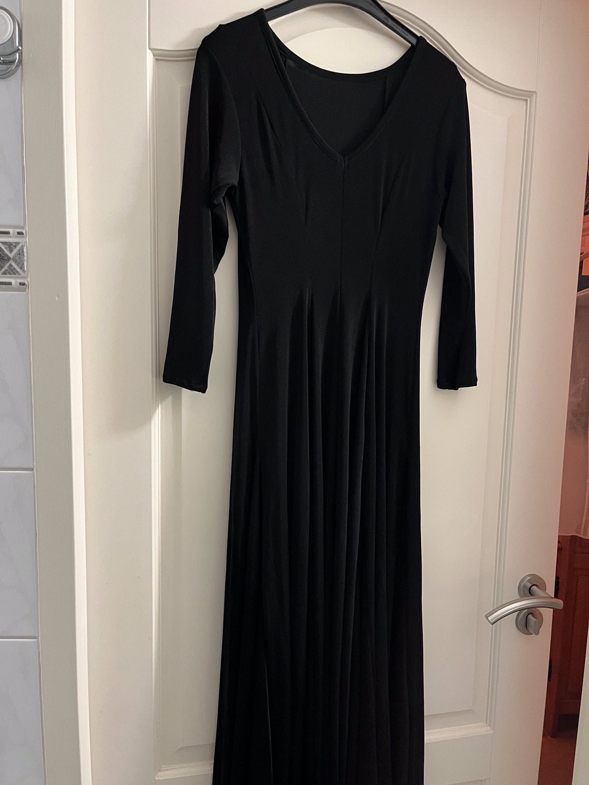 Mooie lange Zwarte jurk Maat 38, Kleding | Dames, Zwart, Zo goed als nieuw, Onder de knie, Ophalen