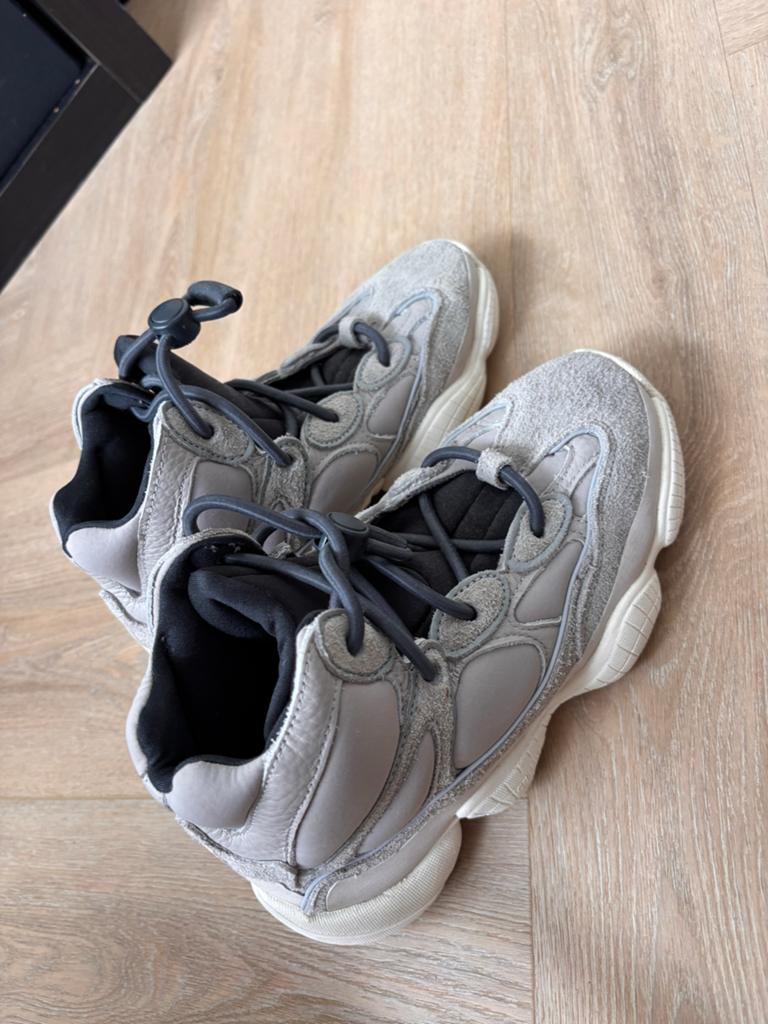 Yeezy 500 Stone Taupe Sneakers, Sport en Fitness, Korfbal, Ophalen, Zo goed als nieuw, Schoenen