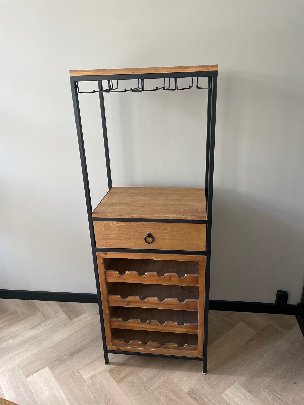 Wijnrek kast met lade en glashouders - Hout en metaal, Huis en Inrichting, Gebruikt, 5 tot 15 flessen, Ophalen of Verzenden, 75 – 100
