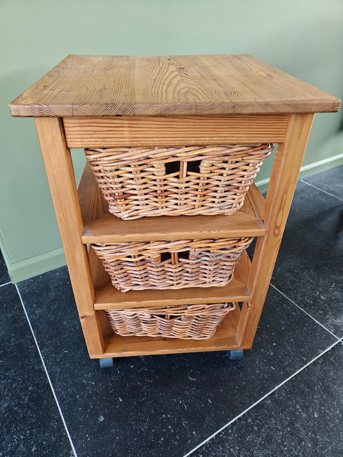 Houten bijzettafel met 3 rieten manden, Ophalen, Minder dan 55 cm, Gebruikt, Rustiek