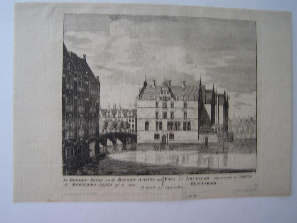 gravure Amsterdam, De Doelen Sluis en Binne Amstel rond 1708, Antiek en Kunst, Kunst | Etsen en Gravures, 18 cm, 26 cm, Stadsgezicht