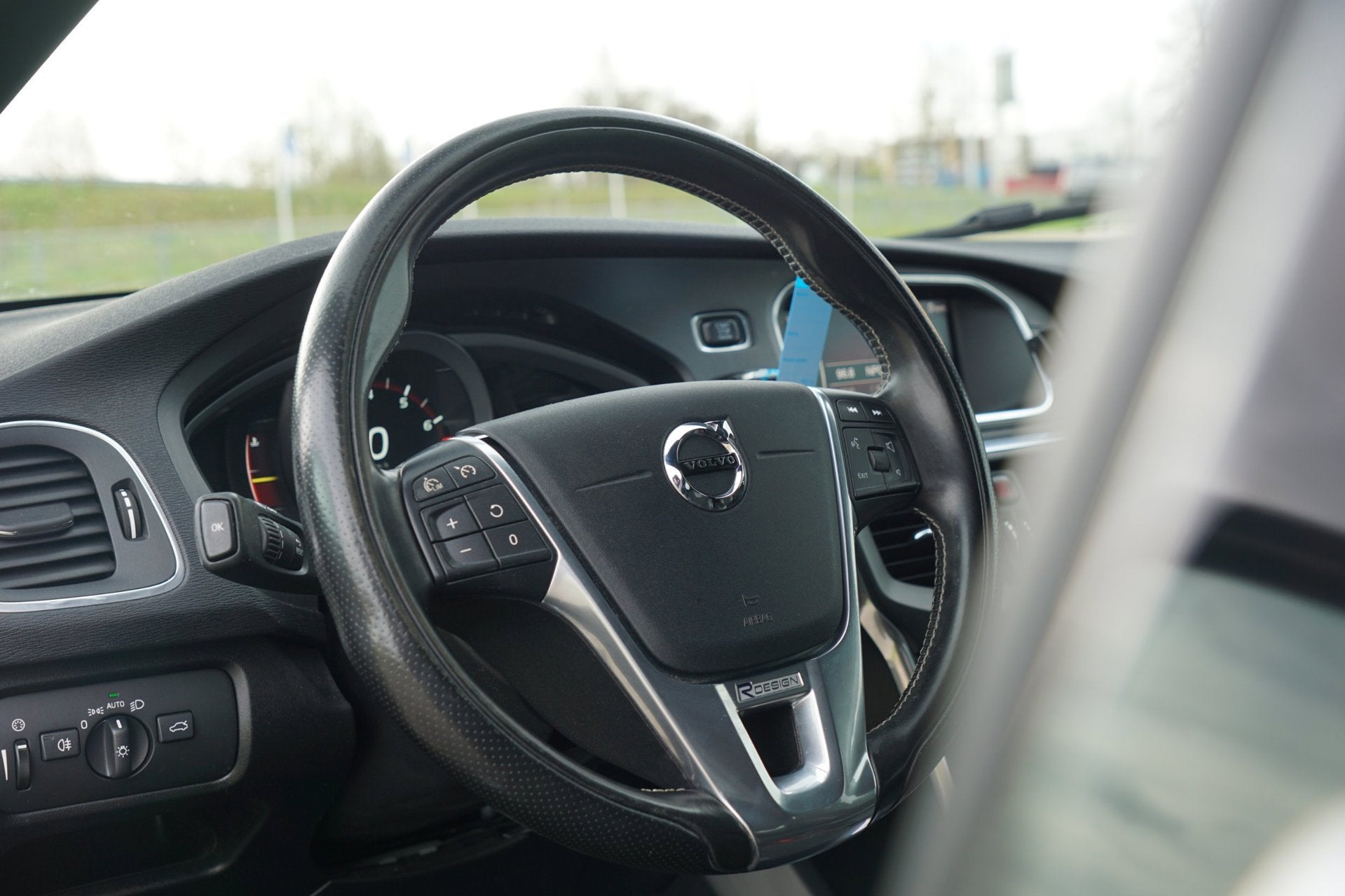 Volvo V40 1.5 T3 R-Design - Onyx Black - Full Led/Alcantara/, Auto's, Euro 6, 4 cilinders, 700 kg, Zwart