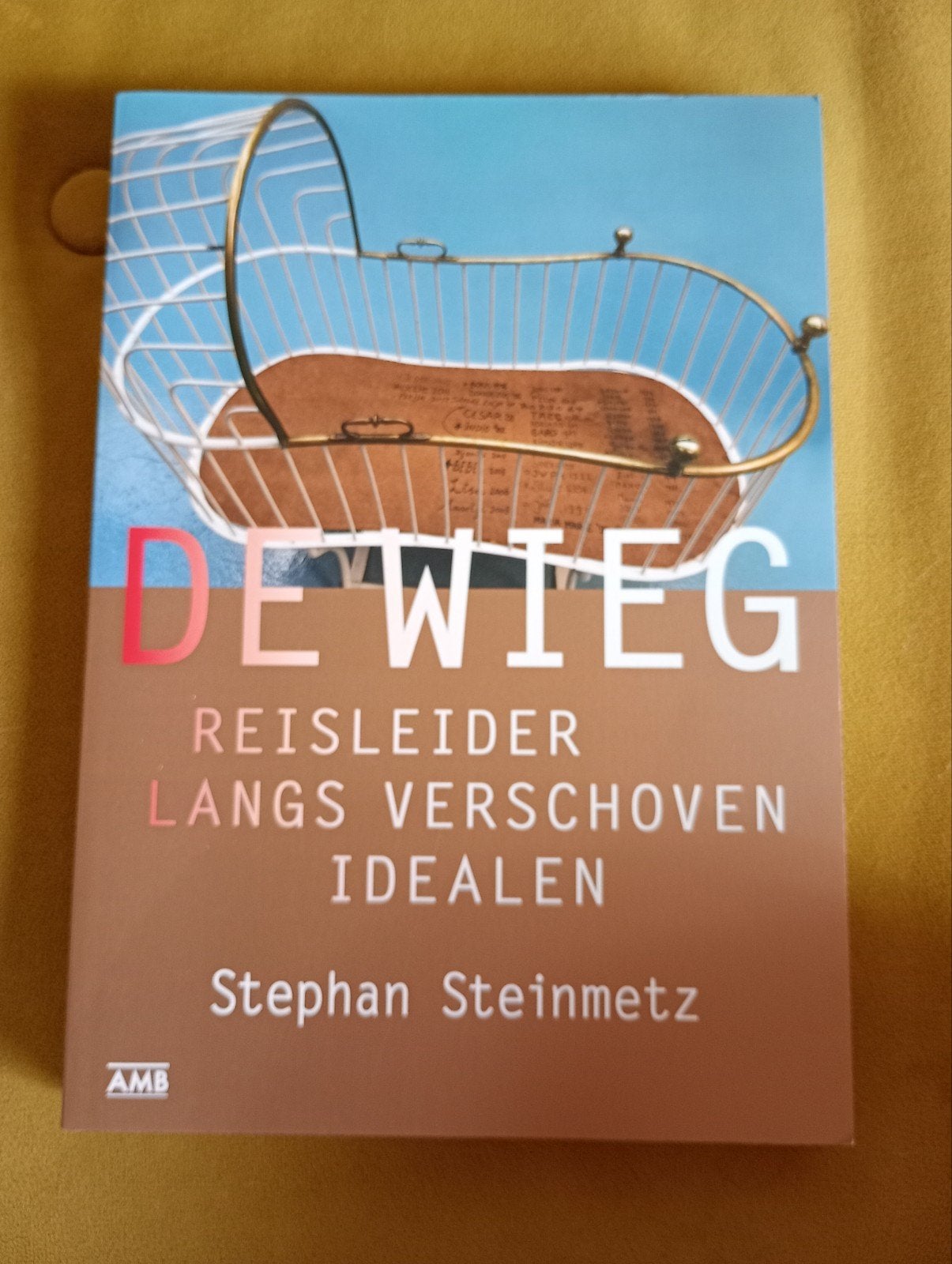 De Wieg - Reisleider langs verschoven idealen, Boeken, Ophalen of Verzenden, Zo goed als nieuw, Stephan Steinmetz, Nederland