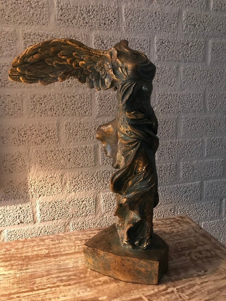 Prachtig beeld van Nikè, gemaakt van polystone, Antiek en Kunst, Ophalen, Goud, Pop/figuur, 53 cm