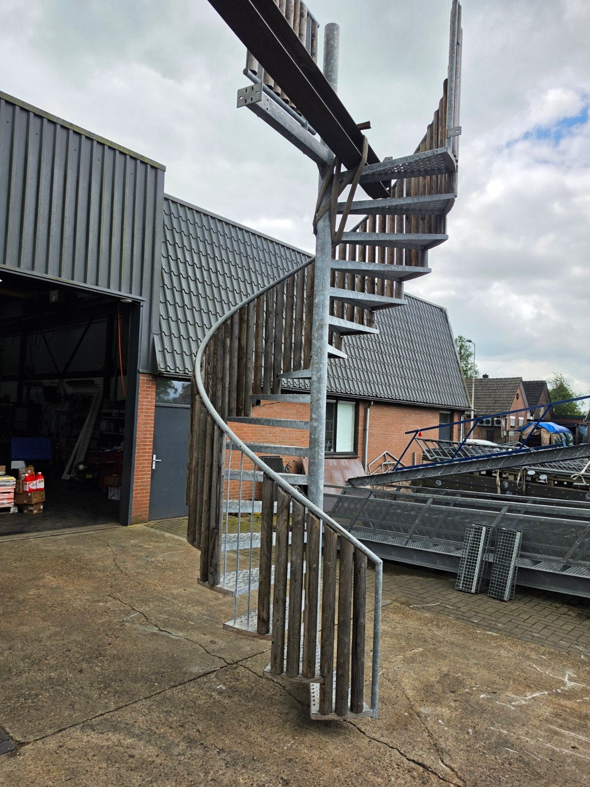 Stalen wenteltrap gegalv hoog 4,1mtr nor094