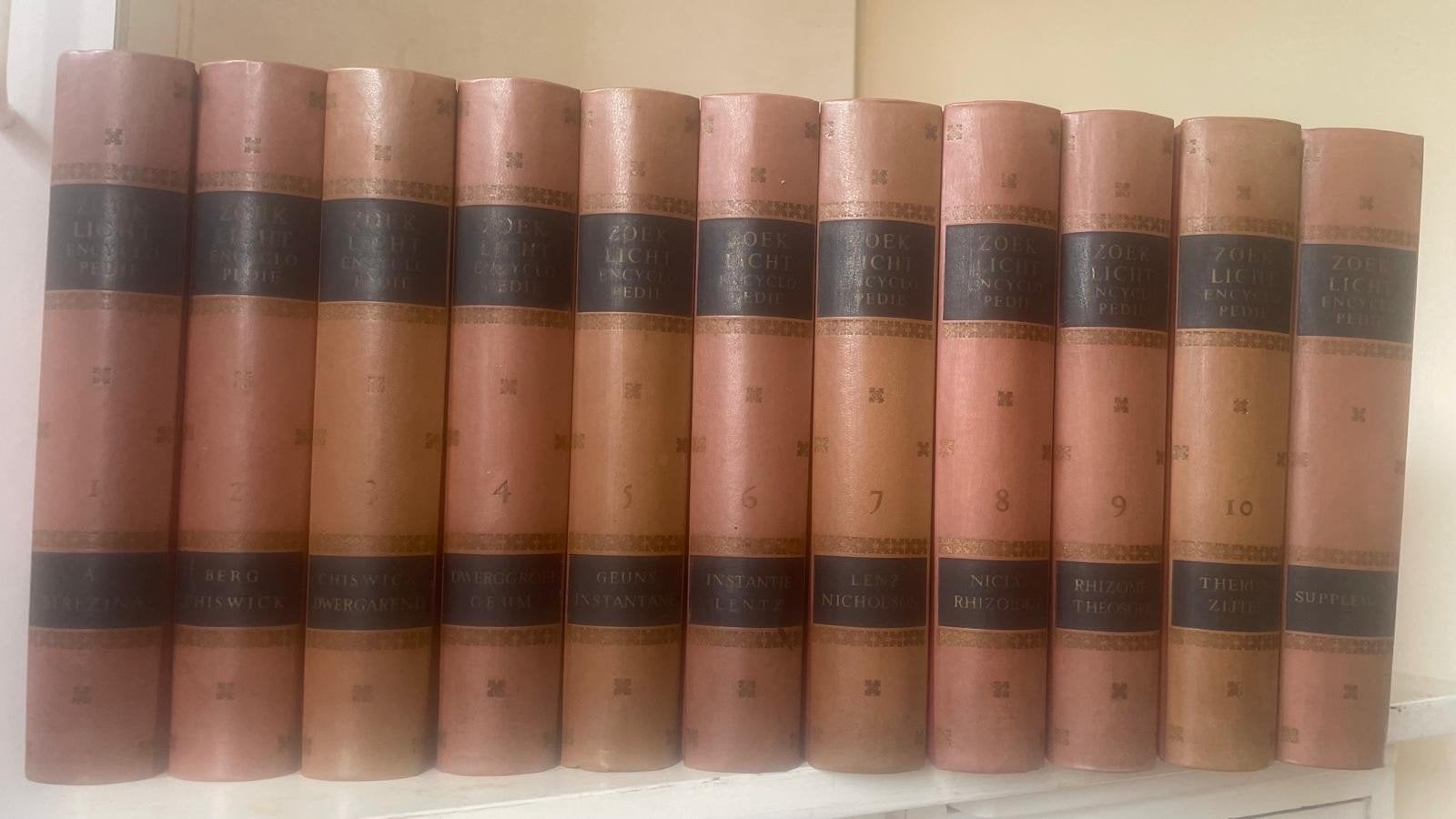 Zoeklicht 3e druk. Encyclopedie - Complete serie, Boeken, Ophalen, Gelezen, Overige onderwerpen, Complete serie