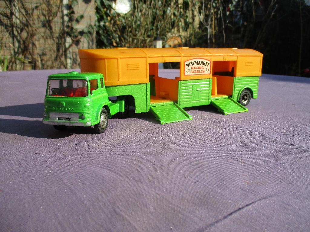 Corgi MAJOR Bedford Horse Box NEW MARKET, Hobby en Vrije tijd, Modelauto's | 1:50, Verzenden, Zo goed als nieuw, Bus of Vrachtwagen