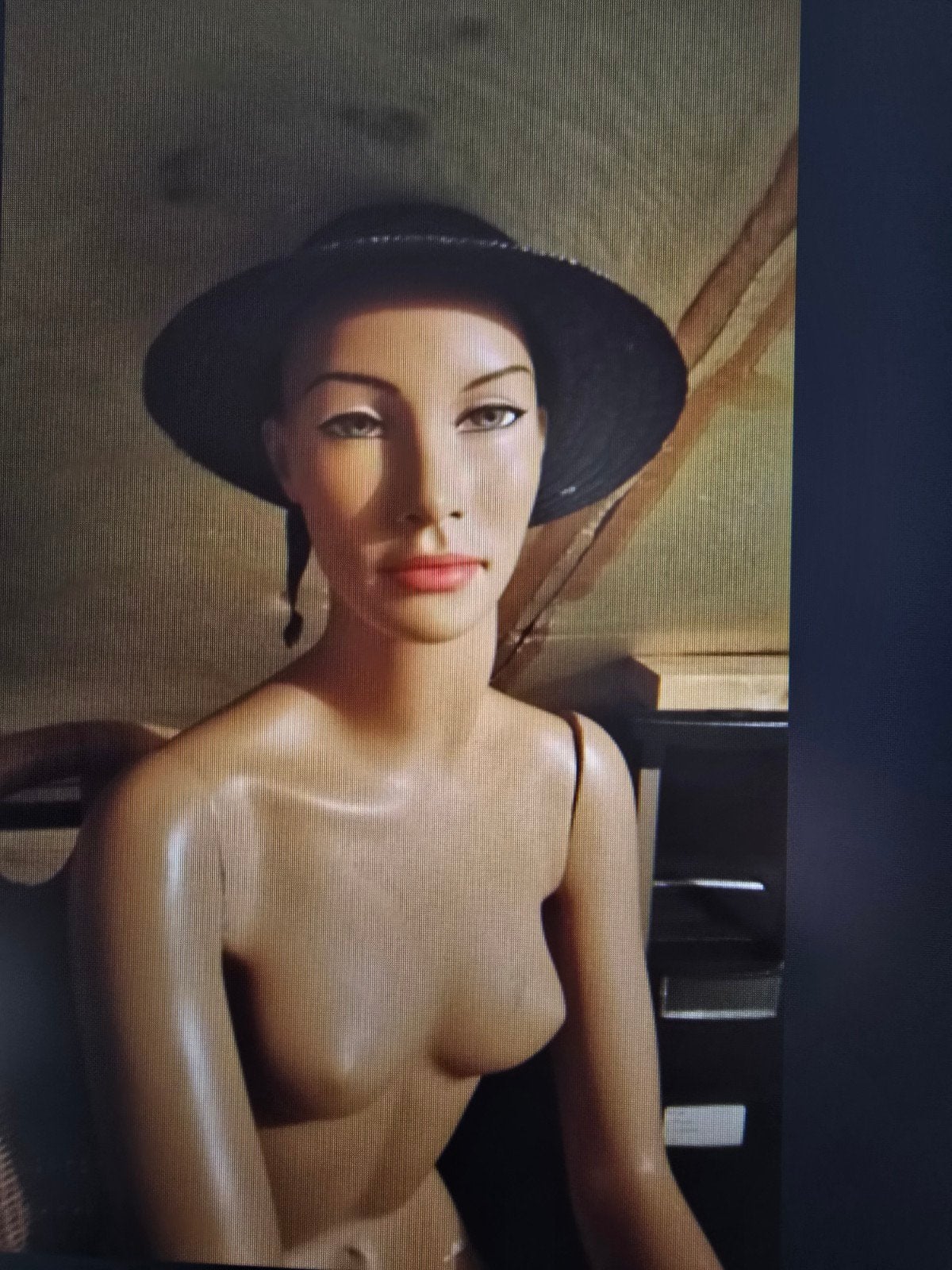 Mannequin 1 zittend model en 1 staand met pruik en kleding, Hindsgaul, Ophalen