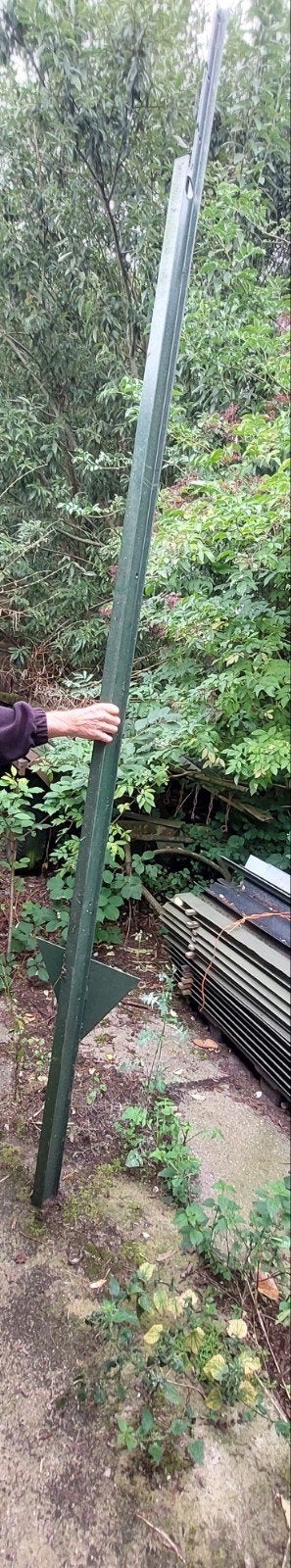 Hekwerk  palen omheining prikkeldraad hekwerk staanders, Ophalen, Zo goed als nieuw, IJzer, Spijlenhekwerk