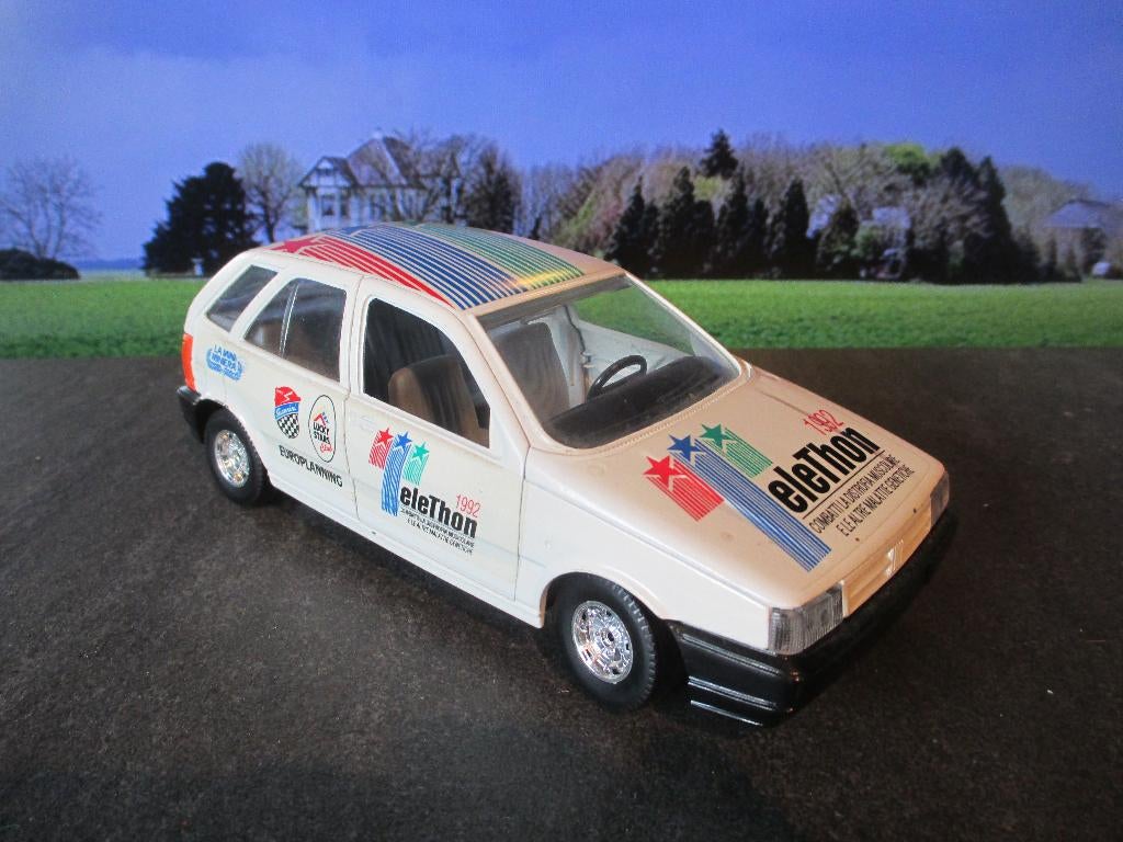 1/24 Fiat Tipo - Bburago Telethon, Hobby en Vrije tijd, Modelauto's | 1:24, Ophalen of Verzenden, Zo goed als nieuw, Bburago