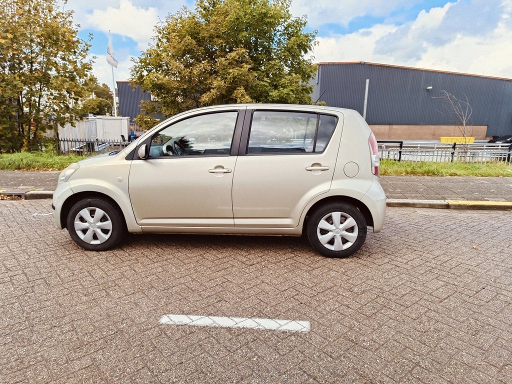Daihatsu Sirion 2 1.3-16V Exclusive, Auto's, Gebruikt, 31 €/maand, 4 cilinders, Beige