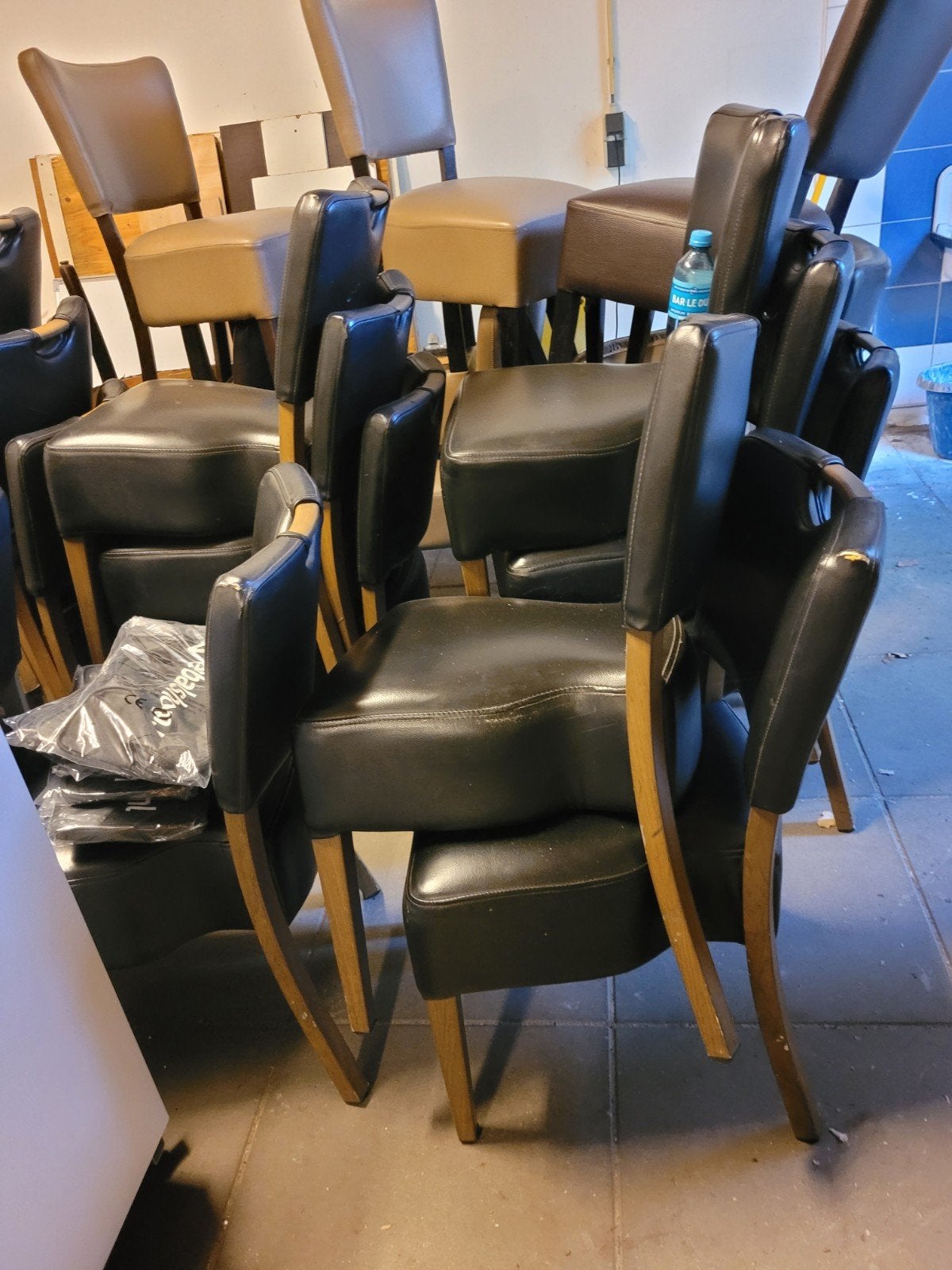 36 Leren eetkamerstoelen / horecastoelen - goede conditie, Huis en Inrichting, Stoelen, Ophalen, Gebruikt, Zwart, Leer