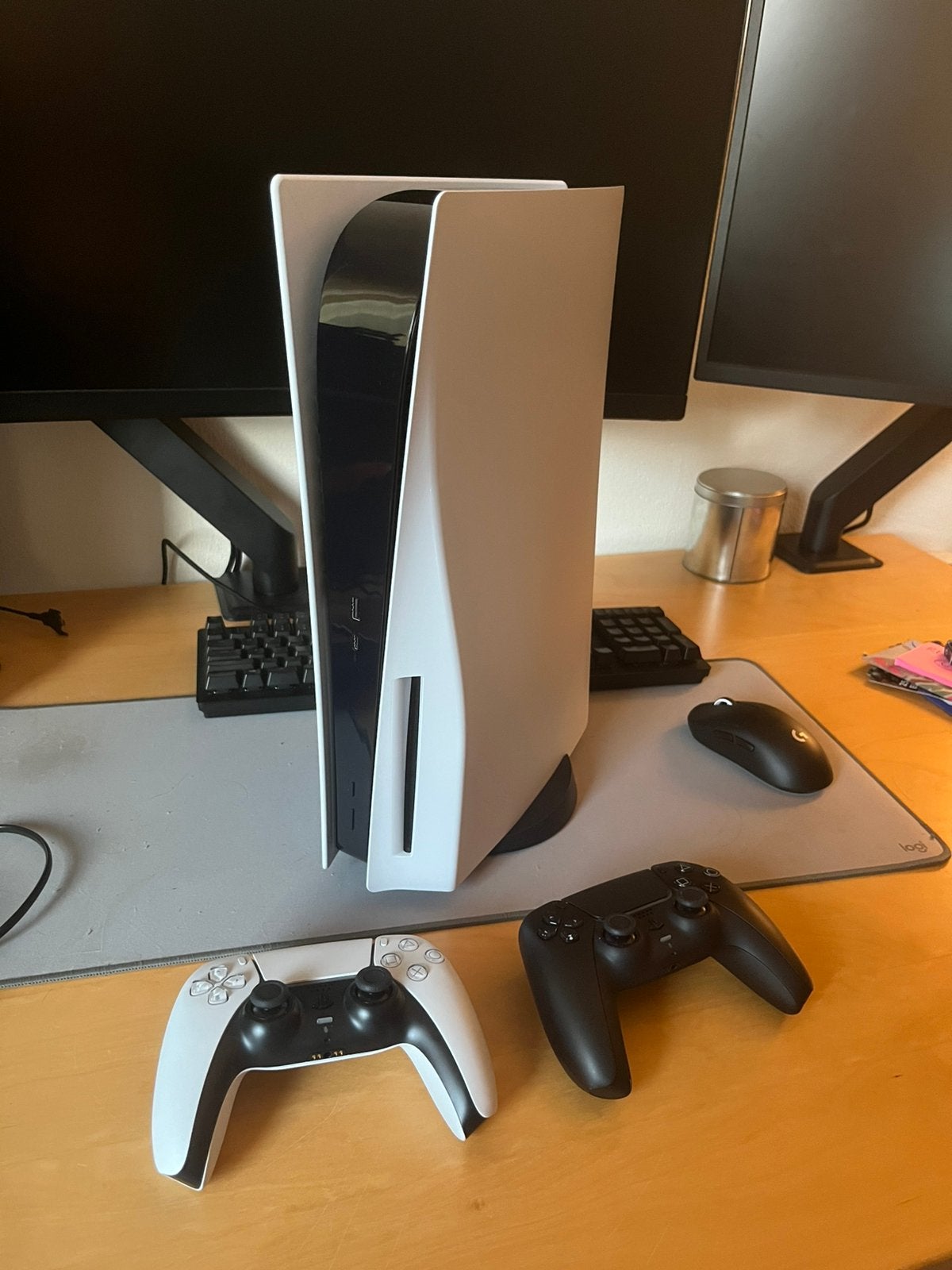 Foto 2 van Ps5 disc editie + 2 controllers + officieel somy laadstation