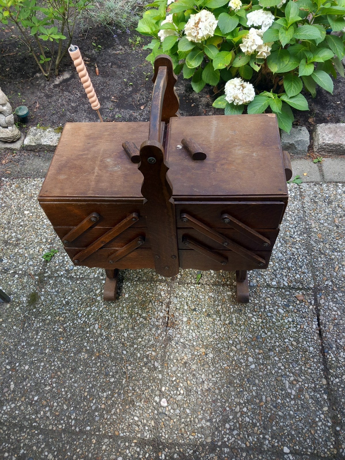 Vintage houten naaidoos op poten, uitschuifbaar, Ophalen, Gebruikt