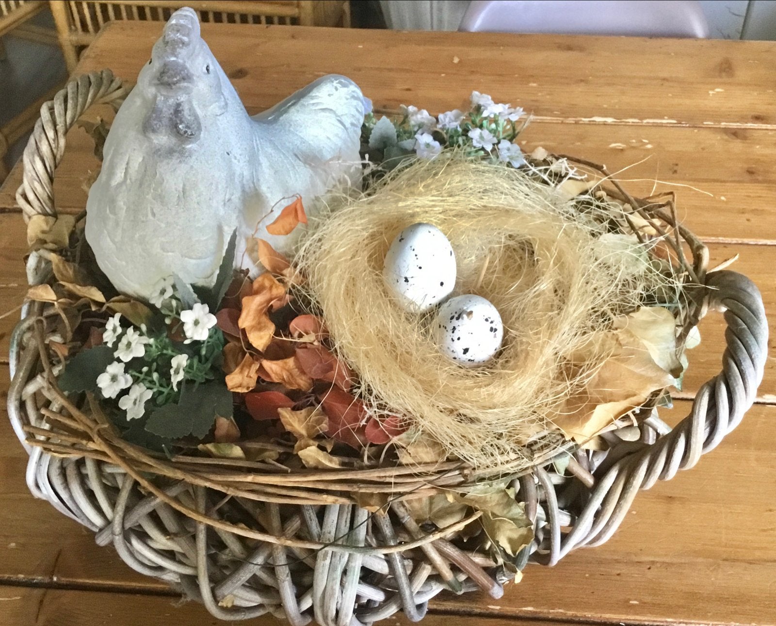 DECORATIEVER RIETEN MAND MET BETONNEN KIP EN NEST MET EITJES, Ophalen of Verzenden