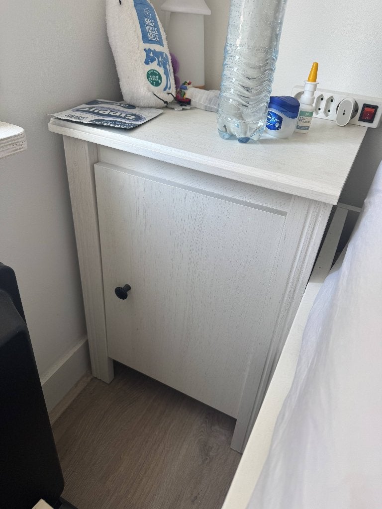 Wit nachtkastje IKEA, Huis en Inrichting, Slaapkamer | Nachtkastjes, Ophalen, Gebruikt, Minder dan 45 cm, 55 tot 70 cm