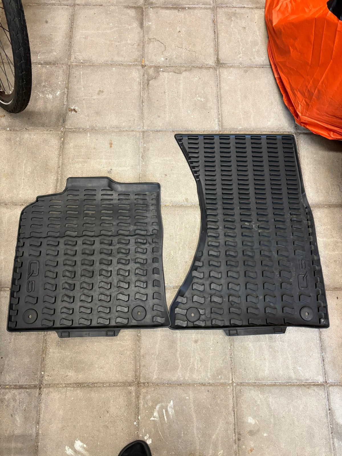 Origineel Audi Q5 Rubberen Mattenset 2-delig + 2x achtermat, Ophalen, Zo goed als nieuw