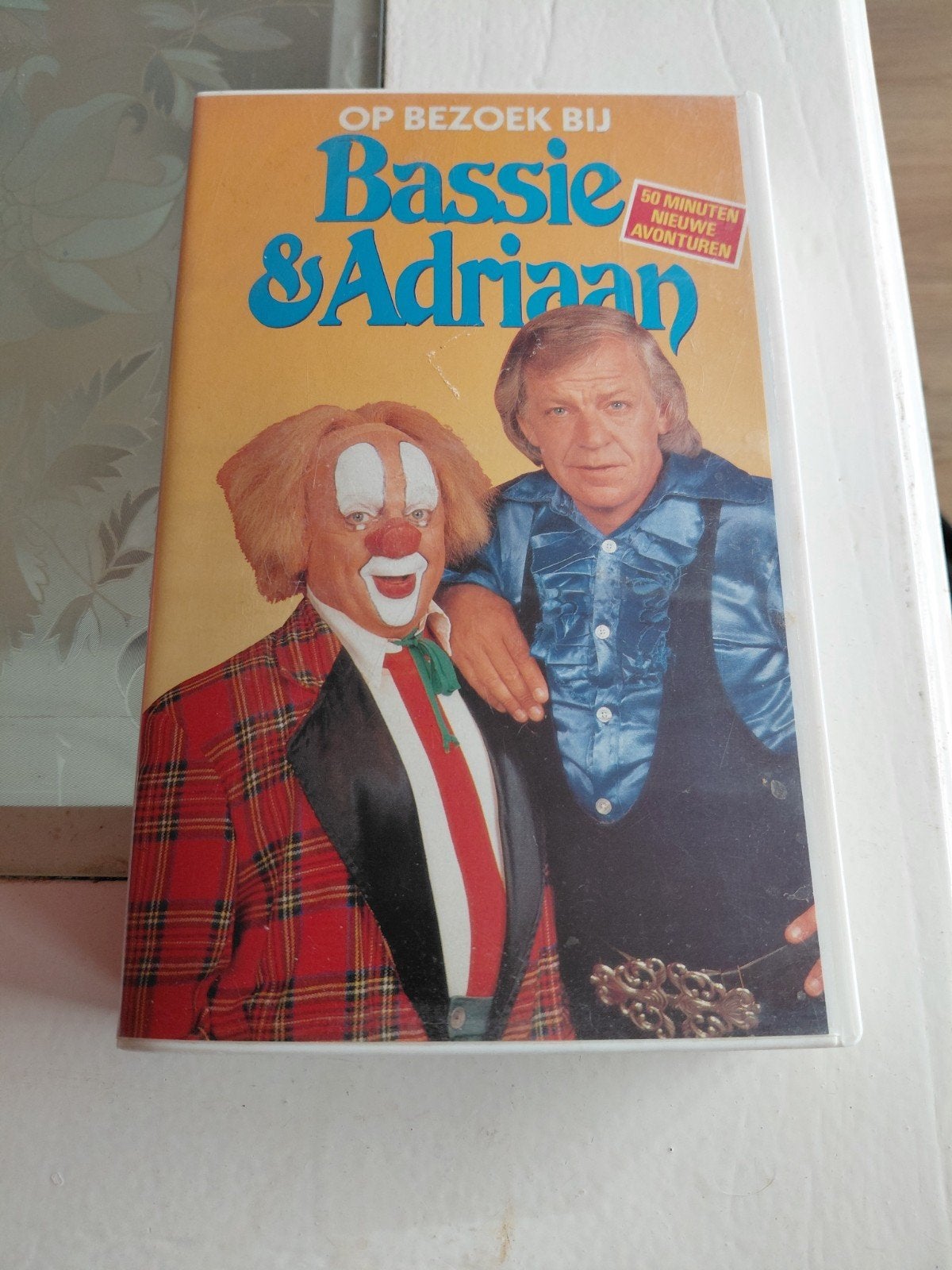 Bassie & Adriaan - Op Bezoek Bij (VHS, 1990) CNR, Ophalen of Verzenden, Gebruikt, Kinderprogramma of -film, VHS