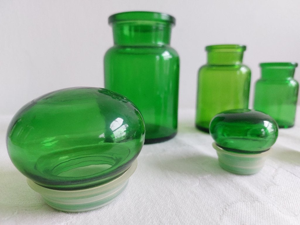2 stolpflessen met rond 'bel- of bubbeldeksel' groen, Antiek en Kunst, Ophalen