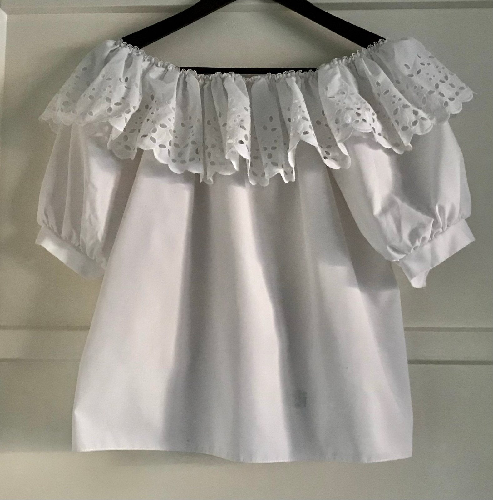 Witte Zomer Blouse met Broderie en Off-Shoulder, Ophalen of Verzenden, Zo goed als nieuw, Maat 42/44 (L), Wit