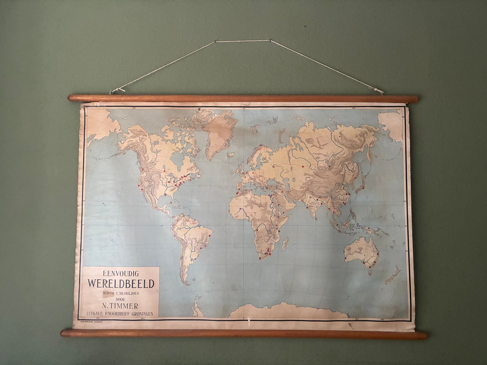 vintage papieren schoolkaart op houten stokken, Ophalen
