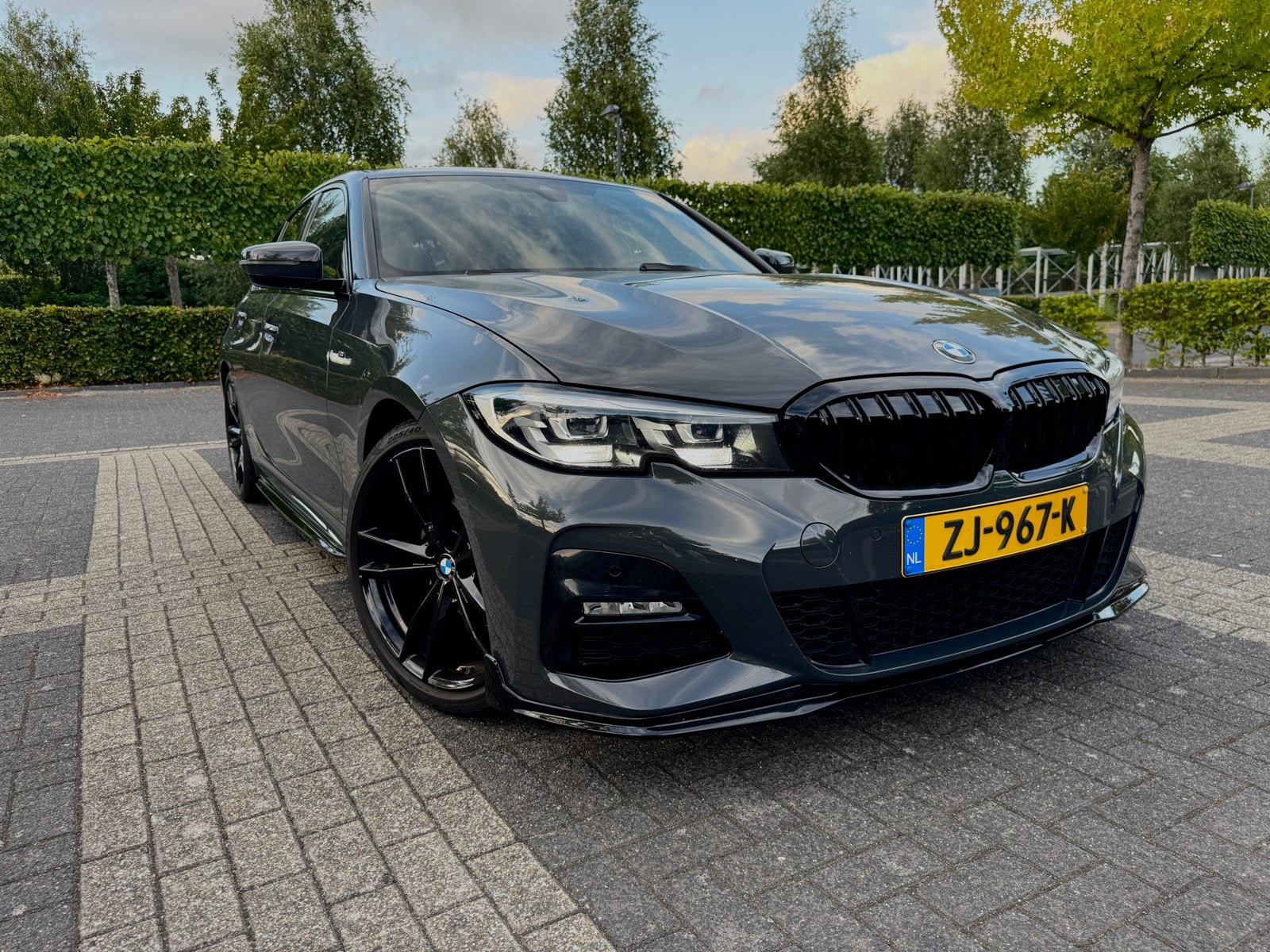 BMW 3-Serie 320i 184pk M-sport performance Aut 2019 Grijs, Auto's, BMW, 15 km/l, 4 cilinders, Origineel Nederlands, 75 €/maand