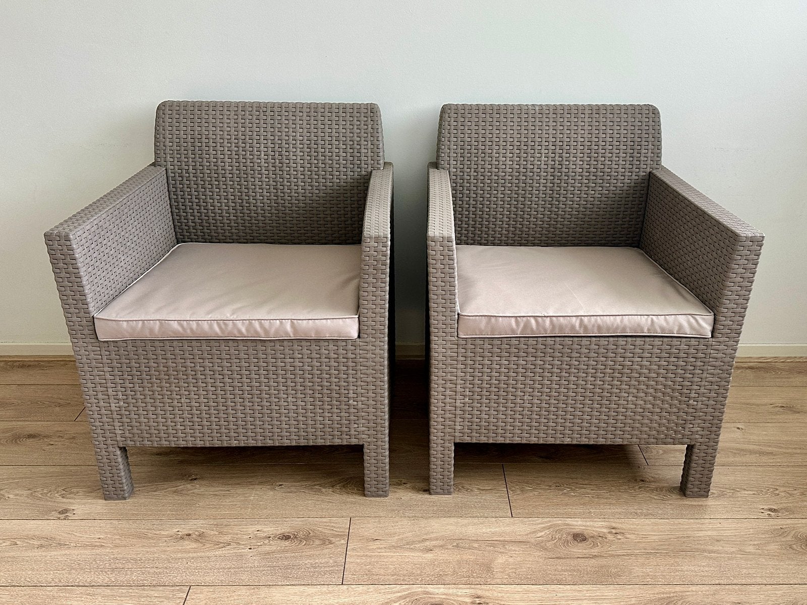 Compacte grijze  loungeset met 2 stoelen en 1 bijzettafel, Ophalen, Overige materialen, Gebruikt, Twee