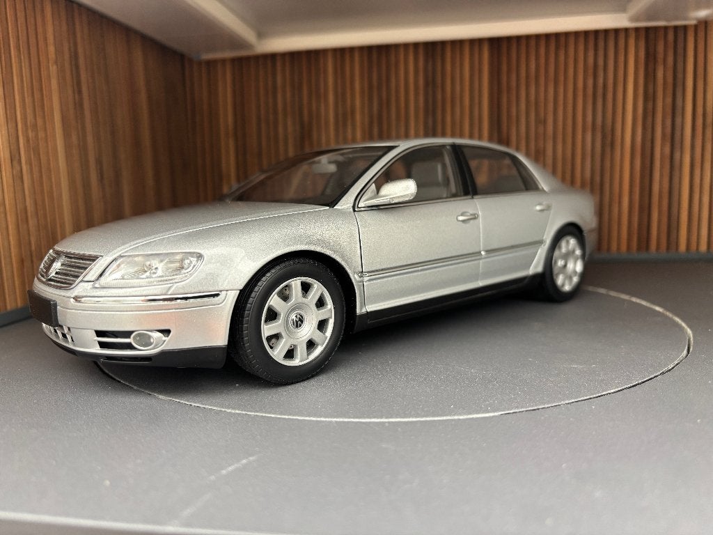 VW Phaeton W12 1:18 Autoart Zilver MJ, Ophalen of Verzenden, Zo goed als nieuw, Auto, Autoart