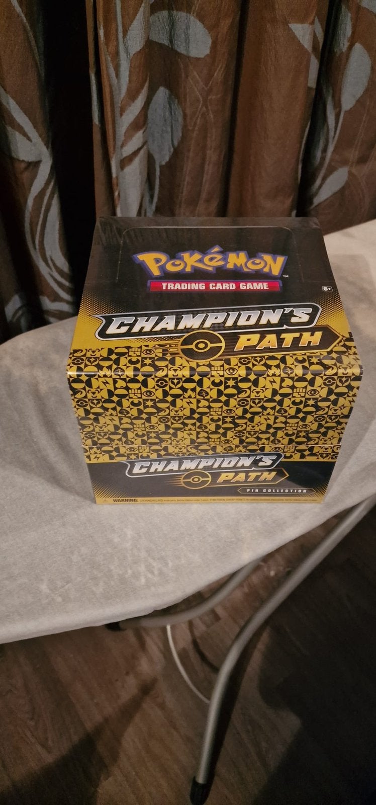 Dispay Champion’s path pin collection, Hobby en Vrije tijd, Verzamelkaartspellen | Pokémon, Ophalen of Verzenden, Nieuw, Foil