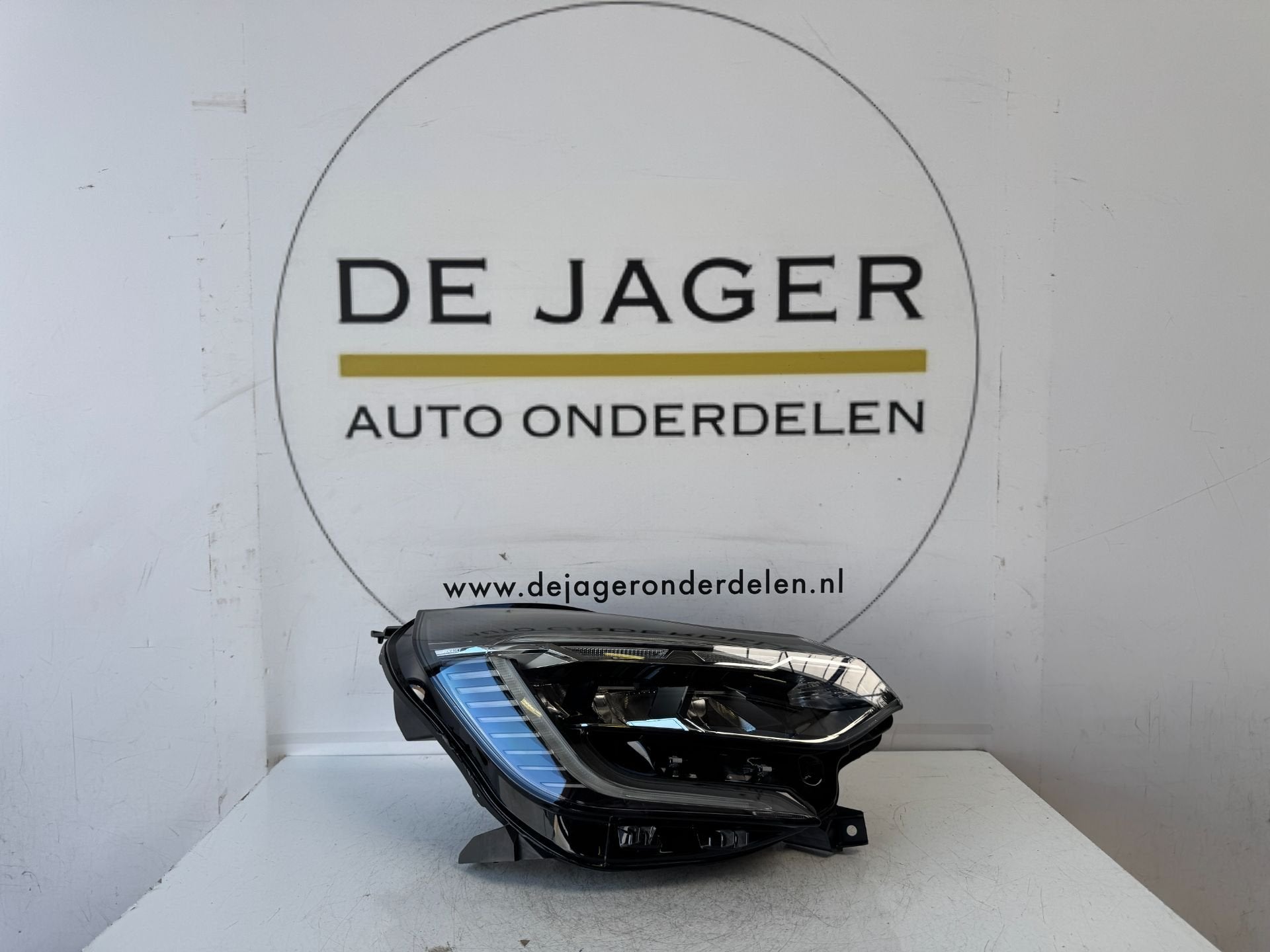 RENAULT CAPTUR II KOPLAMP LED PURE VISION 260104525R RECHTS, Renault Group, Gebruikt, Contact.group@renault.com, Renault