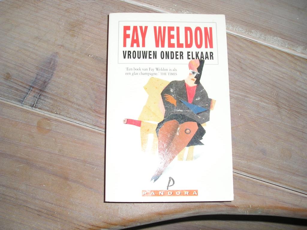 Fay Weldon - Vrouwen onder elkaar, Ophalen of Verzenden, Gelezen, Fay Weldon