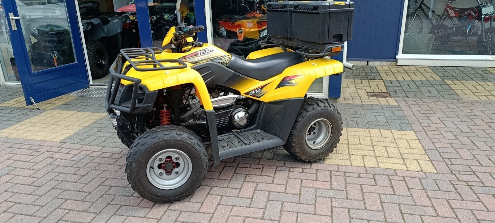 Masai 300 met auto kenteken, Motoren