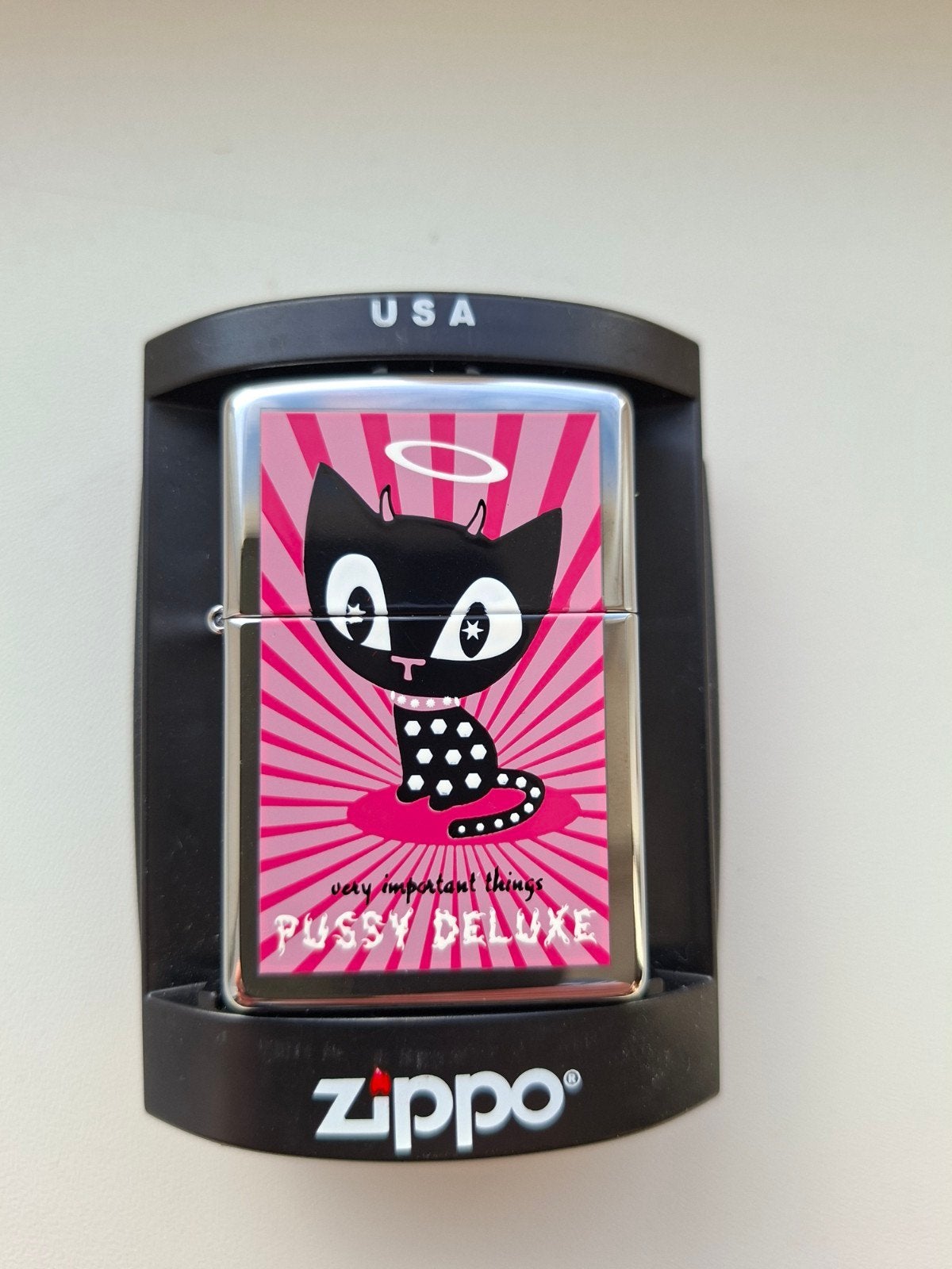 Zippo aansteker "Pussy Deluxe" -  nieuw, Verzamelen, Rookartikelen, Aanstekers en Luciferdoosjes, Ophalen of Verzenden, Zo goed als nieuw