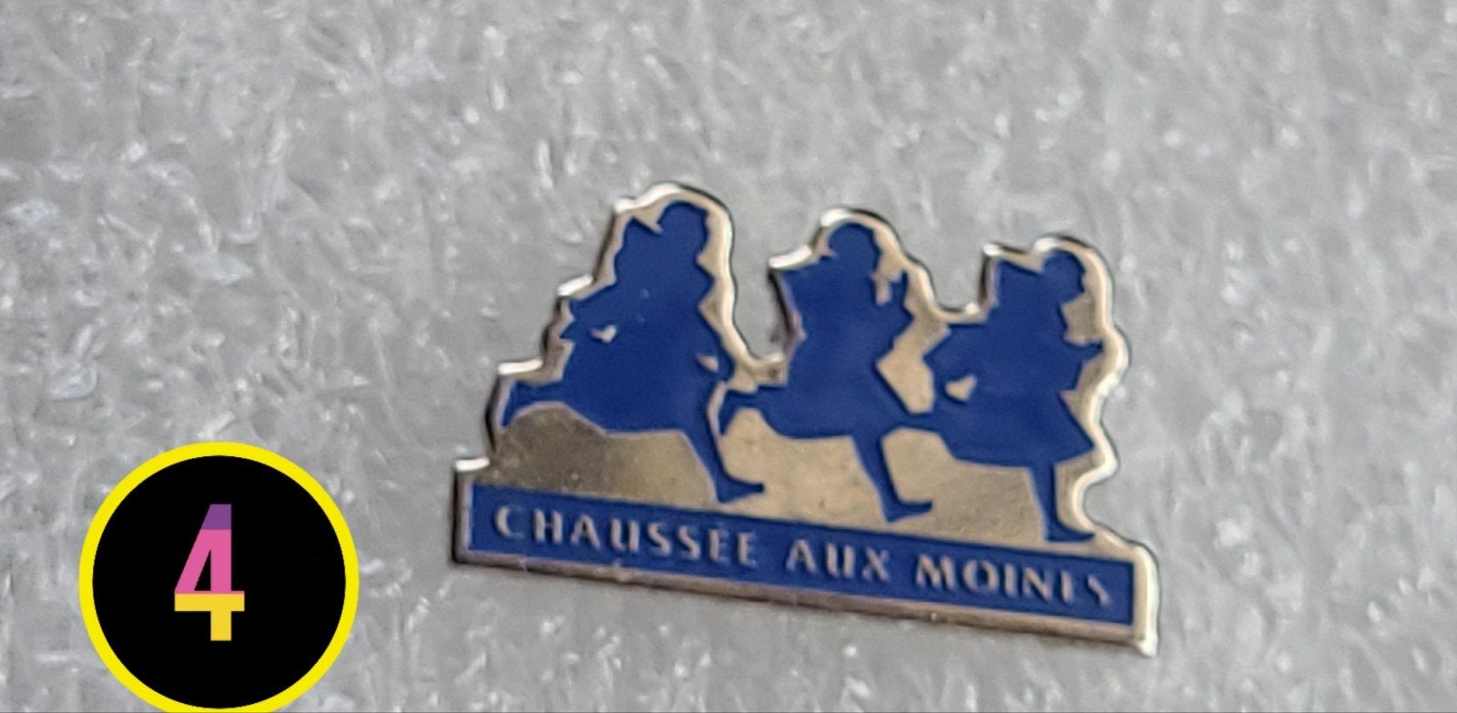 Vintage pin 'Chaussée aux Moines' - Drie monniken, Verzamelen, Verzenden