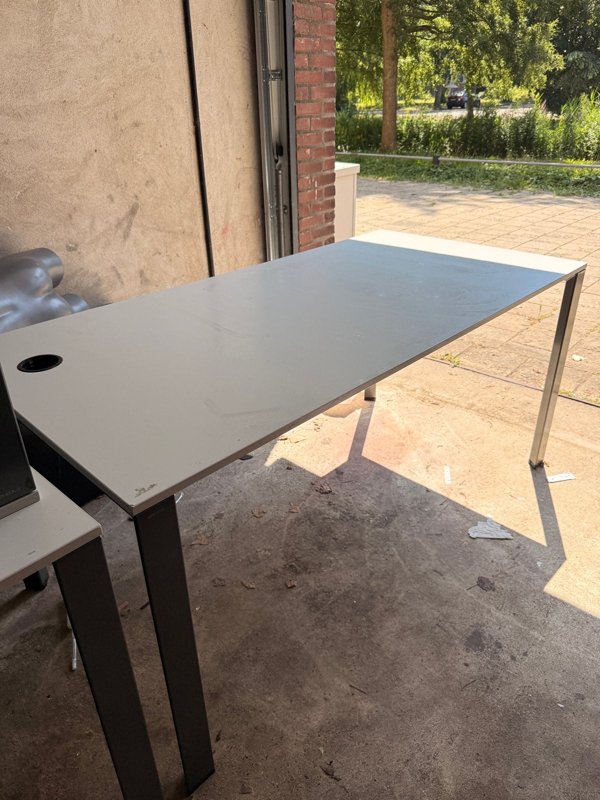 Ahrend office table with cabel channel, Huis en Inrichting, Bureaus, Ophalen, Zo goed als nieuw