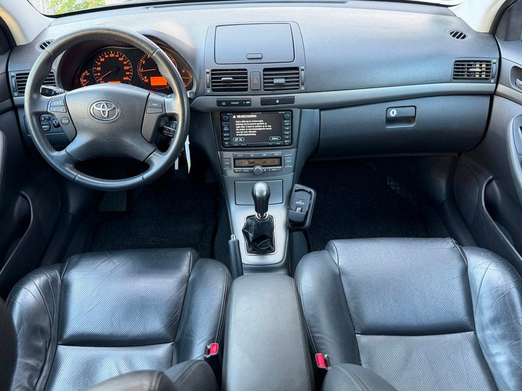 Toyota Avensis 2.0|NAP|CRUISE|NAVI|LEER|STOELV|DEALEROH|3EIG, Auto's, Toyota, Voorwielaandrijving, 1998 cc, Stof, 4 cilinders