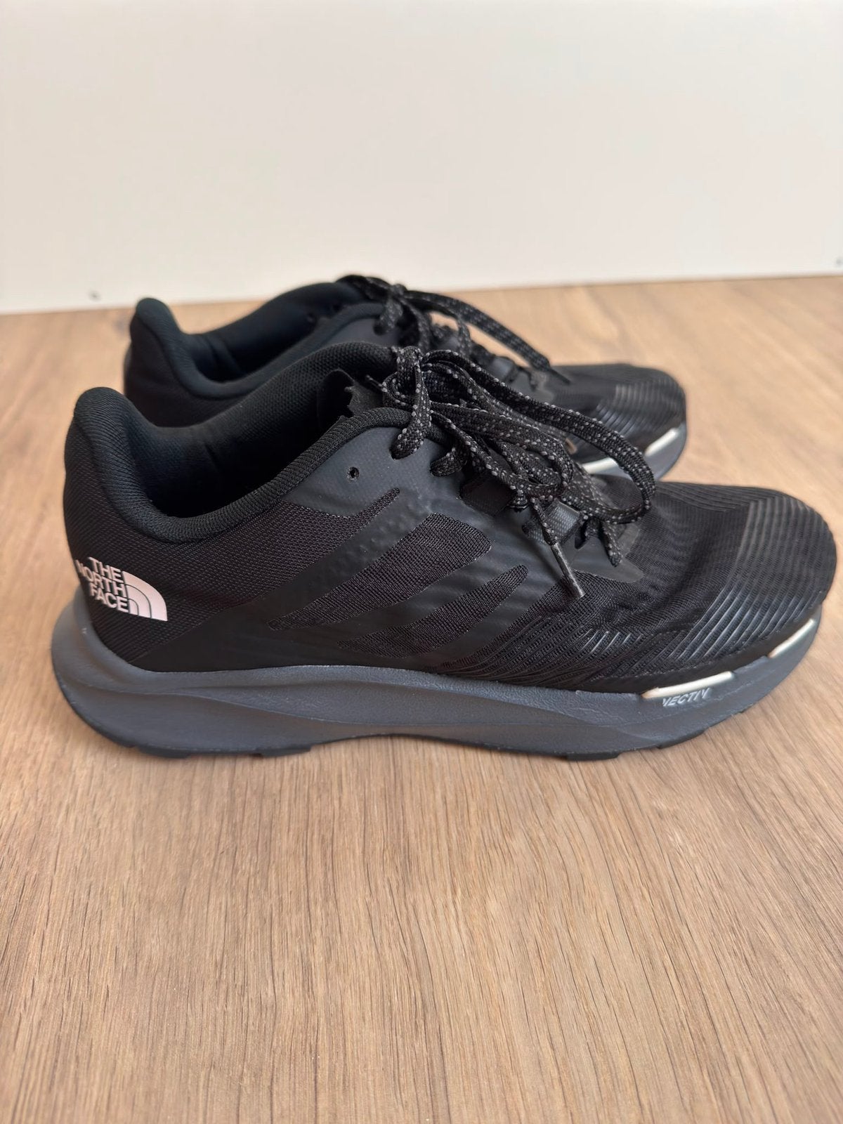 The North Face Vectiv Eminus sneaker (Nieuw!) – Maat 42.5, Zwart, Nieuw, Ophalen of Verzenden, Sneakers of Gympen