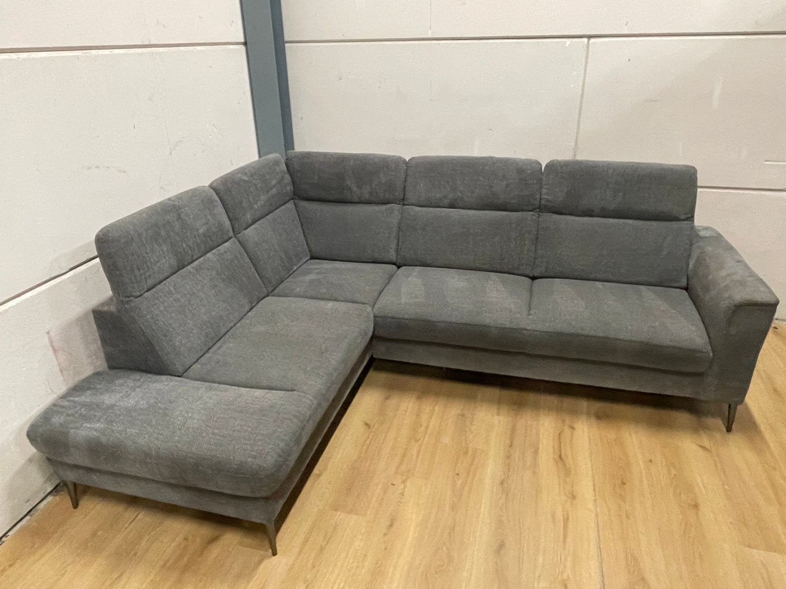 Foto 2 van Mooie luxe grijze hoekbank met hoofdsteunen - GEREINIGD!!!