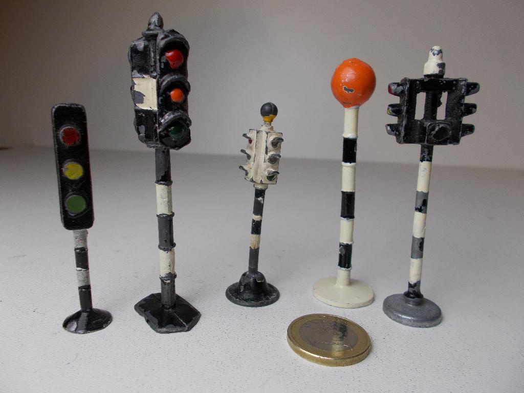 Vintage Kaveltje METALEN VERKEERSLICHTEN O.a Dinky Toys (-D)