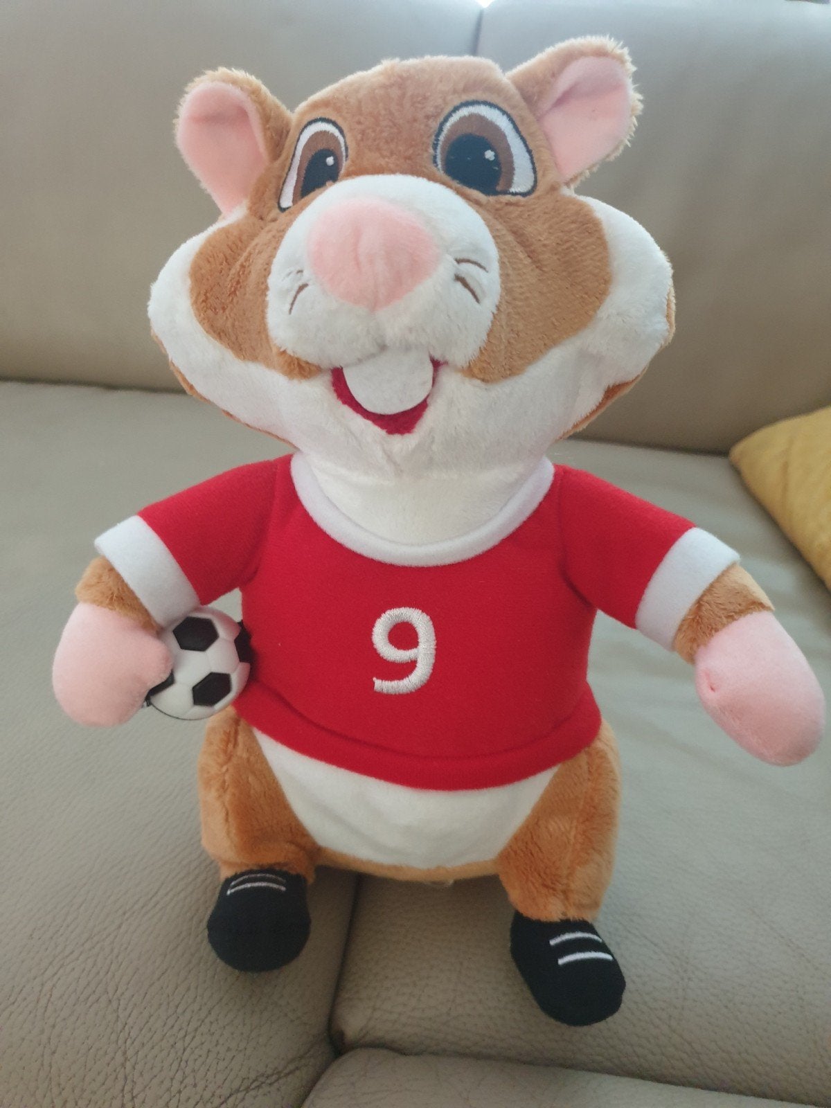 Knuffel Hamster Voetballer Rood Shirt Nummer 9, Hamster, Ophalen of Verzenden, Zo goed als nieuw, Meerkleurig